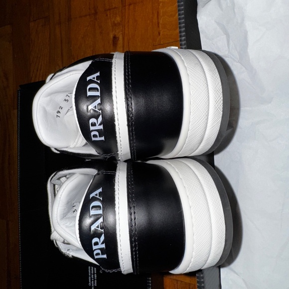 PRADA NEW BLACK AND WHITE WOMENS LOGO SNEAKERS - Picture 5 of 10